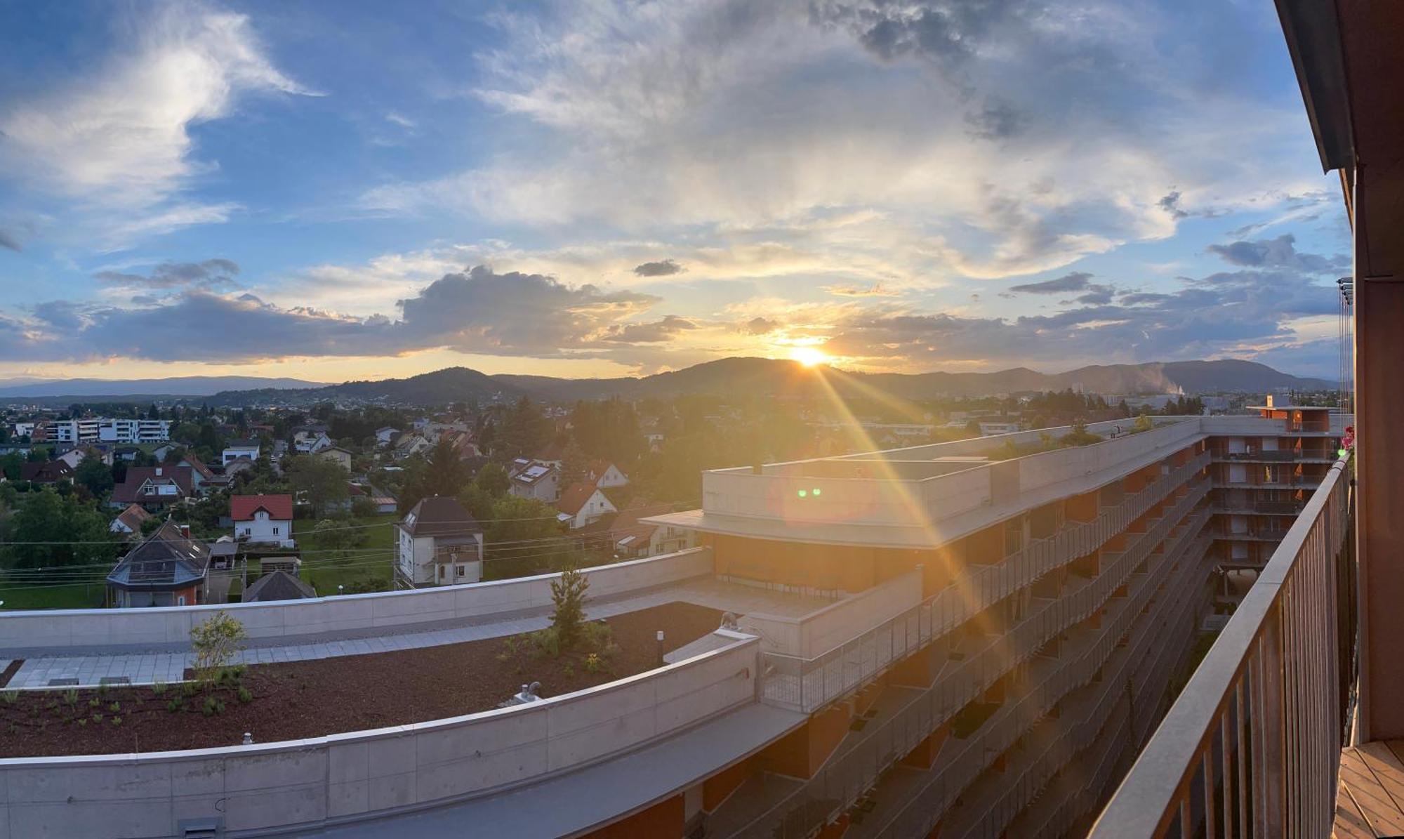 100 Qm Penthouse, Self-Check-In, 2 Parkplaetze Apartamento Graz Exterior foto