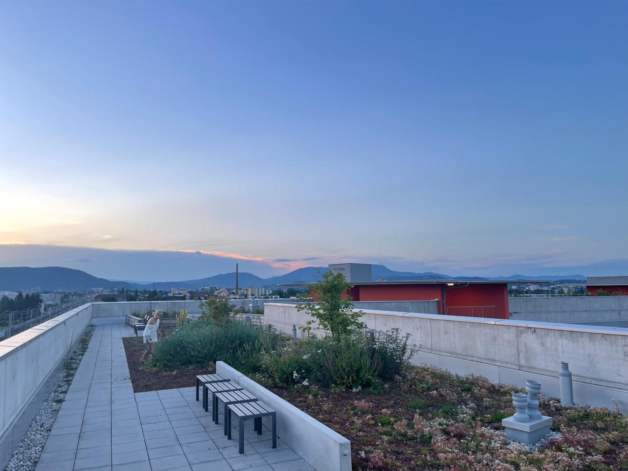 100 Qm Penthouse, Self-Check-In, 2 Parkplaetze Apartamento Graz Exterior foto