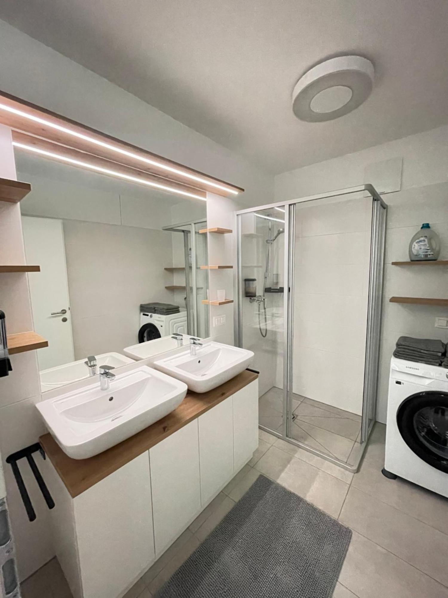 100 Qm Penthouse, Self-Check-In, 2 Parkplaetze Apartamento Graz Exterior foto