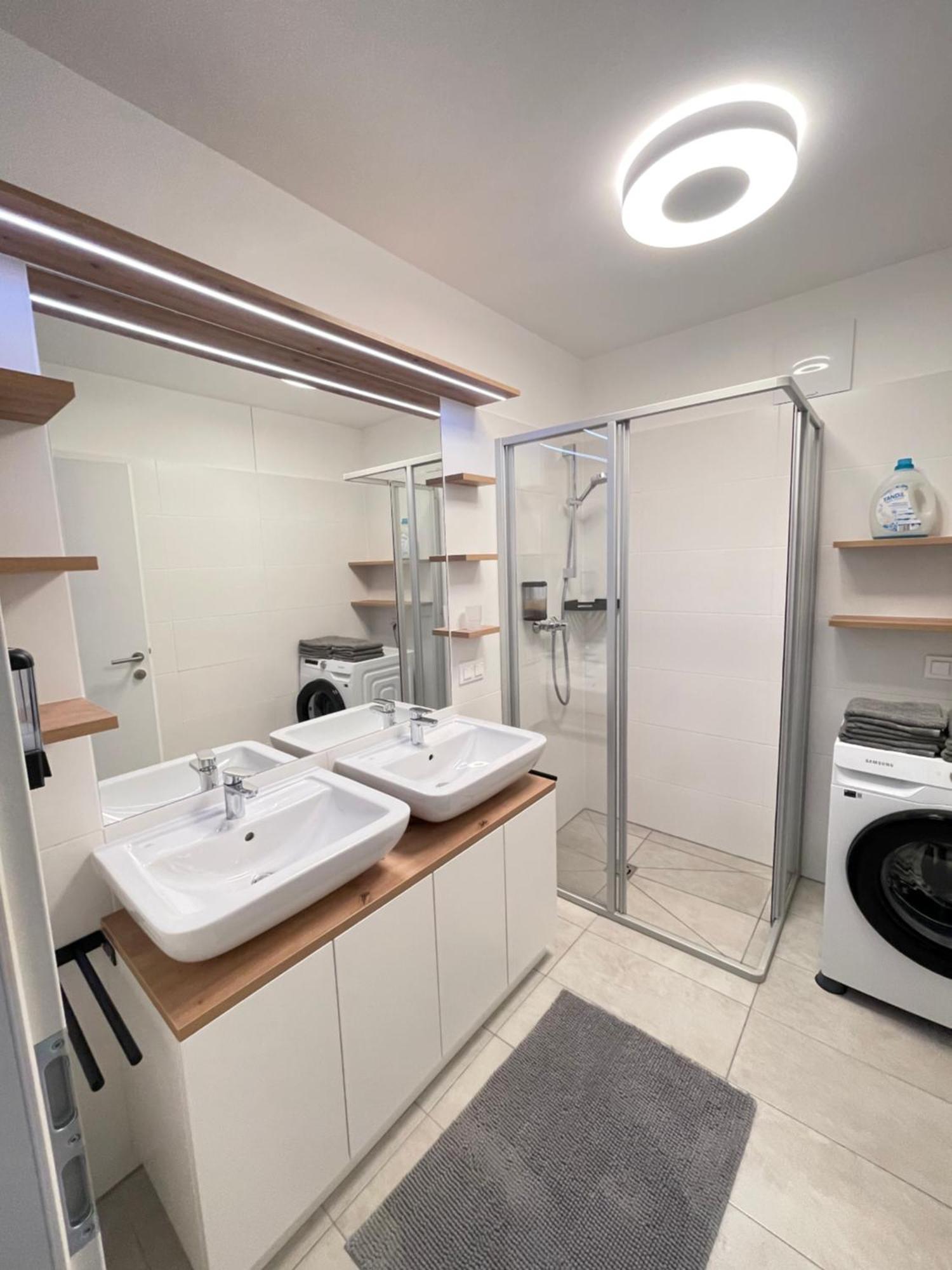 100 Qm Penthouse, Self-Check-In, 2 Parkplaetze Apartamento Graz Exterior foto